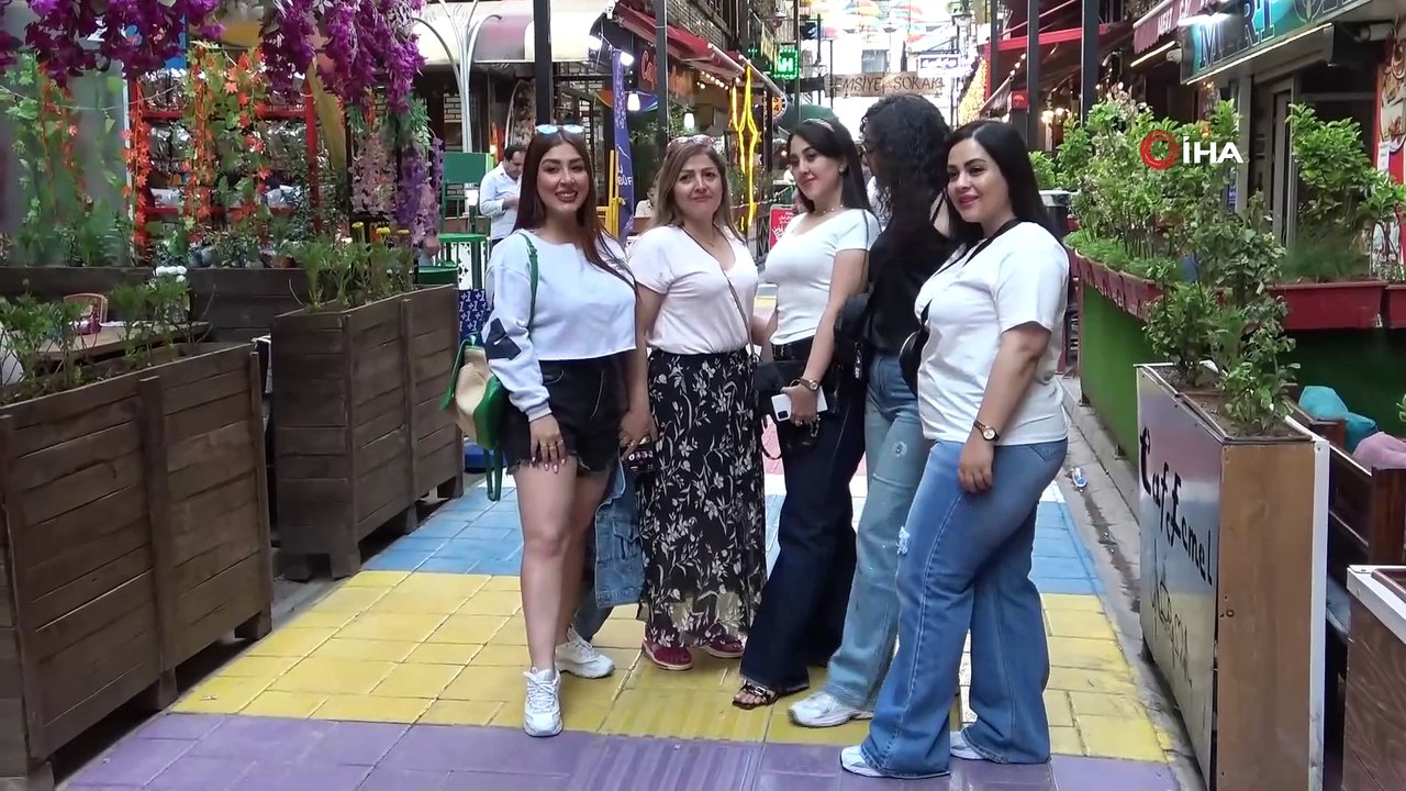 Van'a akın ettiler! İranlılar gönüllerince eğleniyor