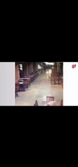VÍDEO: câmera flagra homem e mulher em restaurante de complexo comercial
