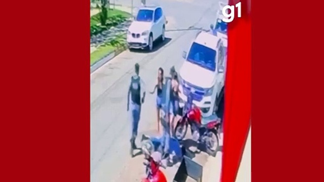 VÍDEO: PM dá tapa no rosto de mulher, empurra outra com criança de colo e arrasta homem pelos pés durante abordagem em MT
