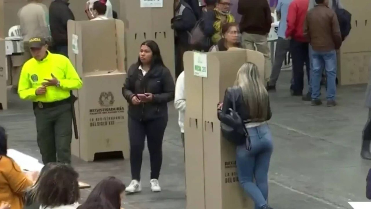 Expresidentes, exministros y senadores critican la iniciativa de hacer consulta popular por decreto