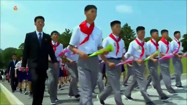 Participantes nas festividades pelo 79º aniversário de fundação da UCC depositam oferendas florais ante as estátuas dos líderes