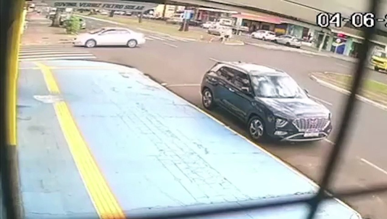 Motociclista de 27 anos sofre ferimentos graves após caminhão invadir preferencial