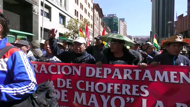 Miles de choferes marchan en Bolivia por escasez de combustibles y dólares