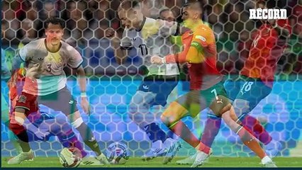 Cristiano Ronaldo esquiva a aficionado que invadió cancha para tomarse foto con él