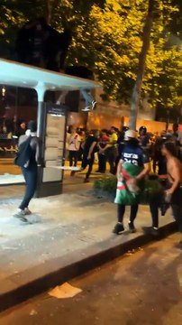 Victoire PSG - Le jeune homme qui a cassé un abribus et nargué les policiers arrêté : Il a 15 ans, connu pour menaces de mort réitérées, recel de vol et impliqué dans l'attaque de la boutique Chanel des Champs Elysées