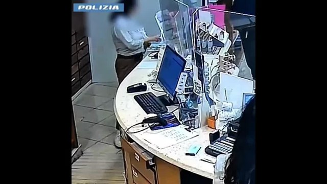 Rapina in farmacia, ecco il blitz ripreso dalla videocamere della sorveglianza