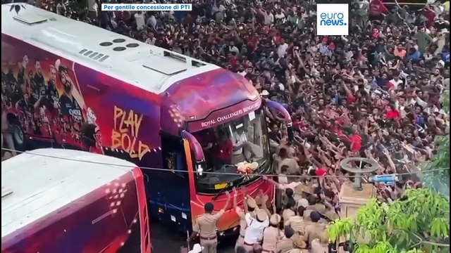 India, almeno undici persone uccise e decine di feriti nella calca fuori dallo stadio di cricket