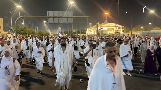 الحجّاج يؤدون الركن الأعظم للحجّ على جبل عرفات تحت شمس حارقة