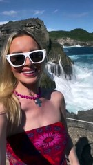 مؤثرة أمريكية تتعرض لموجة قاتلة أثناء التقاط صورة سيلفي وتوثق اللقطة المرعبة