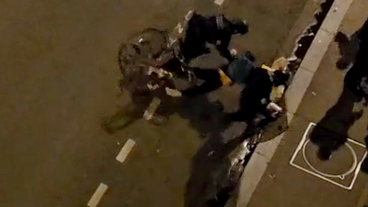 Paris : un cycliste interpelle la police et finit au sol traîné avec son vélo