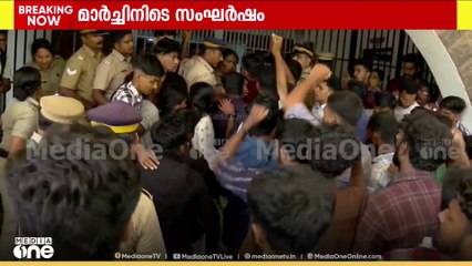 'RSSനെ സഹായിക്കാനാണ് സമിതി രൂപീകരിച്ചത്';കണ്ണൂർ സർവകലാശാലയിൽ എസ്എഫ്ഐയുടെ പ്രതിഷേധം
