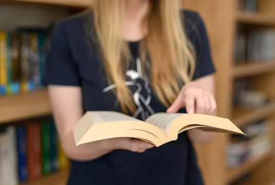 Censure des livres aux Etats-Unis : cette autrice, très appréciée de Barack Obama, a fait de sa librairie un refuge pour les ouvrages interdits