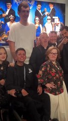 Collection 2025 : No Judgement Here : l’une des œuvres a été réalisée en collaboration avec les acteurs du film Un p’tit truc en plus d’Artus !