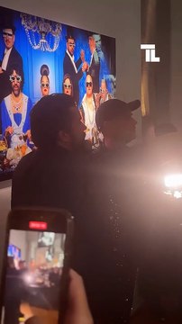 Quand Artus improvise une vente aux enchères pour la vente de 7 œuvres exclusives de Philippe Shangti avec le casting du film Un P’tit Truc en plus...