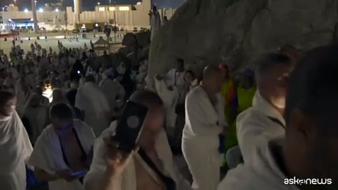 Pellegrinaggio alla Mecca, i musulmani pregano al Monte Arafat