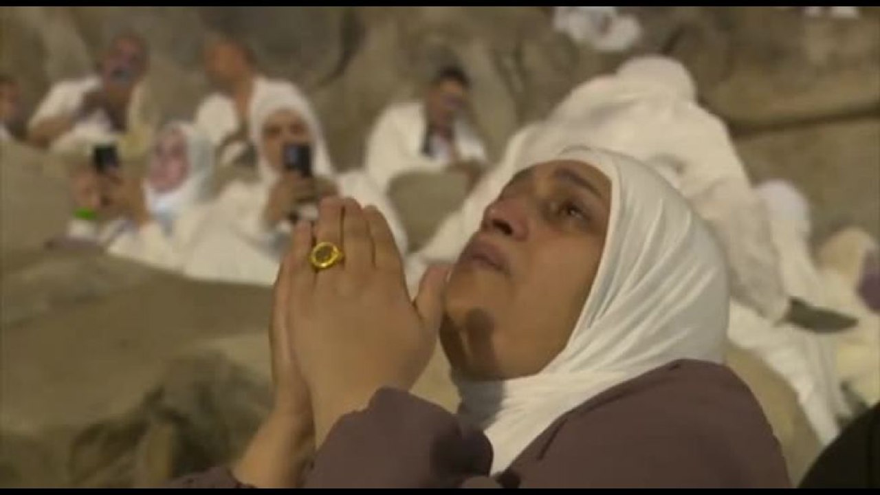Pellegrinaggio alla Mecca, i musulmani pregano al Monte Arafat