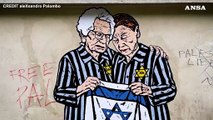 Segre e Bruck con la bandiera d'Israele in un murale a Milano