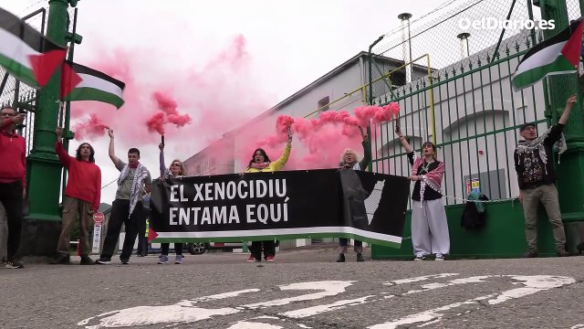 Un grupo de activistas bloquea la entrada a la fábrica de armas de Trubia para denunciar el genocidio en Gaza