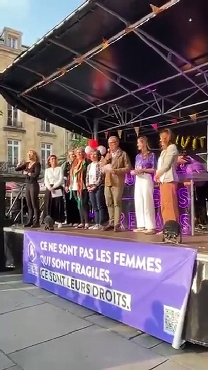 Le maire écologiste de Bordeaux, Pierre Hurmic , interrompu en plein discours par les féministes de Némesis qui dénoncent une "justice laxiste" et demandent de renvoyer chez eux "les violeur étrangers" - VIDEO