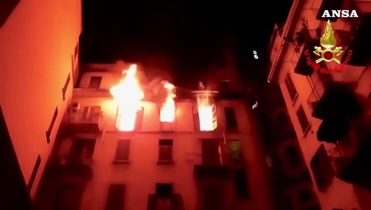 Incendio a Milano, le immagini delle fiamme nel condominio di viale Abruzzi
