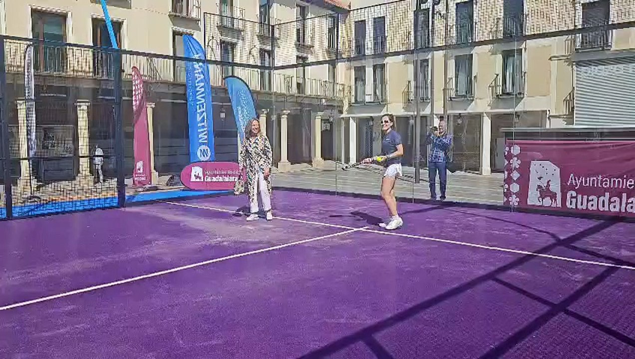 La Plaza Mayor se transforma en una gran pista de pádel para celebrar el II Día del Deporte
