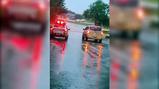 Alagamento é registrado na saída da marginal BR-277 no acesso ao Lago Municipal