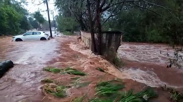 Enxurrada invade Rua Salgado Filho e arrasta carro no Bairro Canadá, em Cascavel