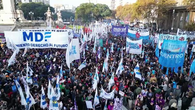 Feministas, científicos y jubilados protestan contra Milei en Argentina