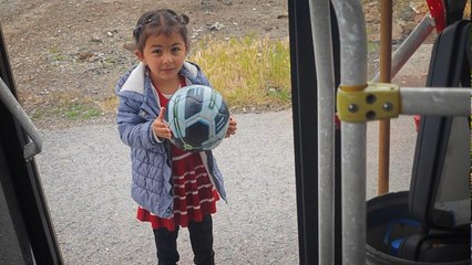Yoldaki çocuğun topunu şişiren otobüs şoförü: O kadar tatlı ki; servetini istese verirsin