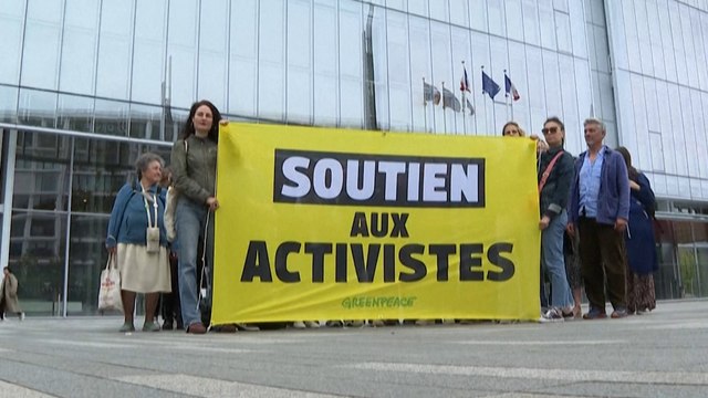 Statue de Macron volée à Grévin : deux militants de Greenpeace mis en examen