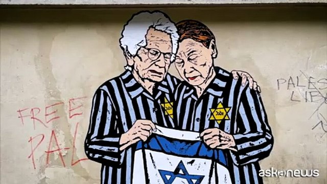 Al Memoriale dello Shoah spunta murales con Segre e Bruck abbracciate