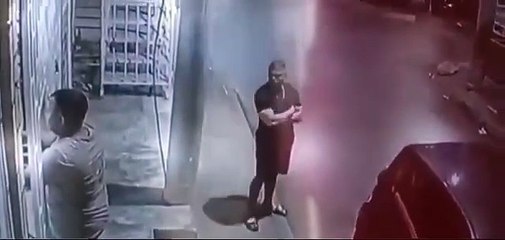 VIDEO: Captan el momento en que una lámina de un techo casi 'decapitó' a un hombre