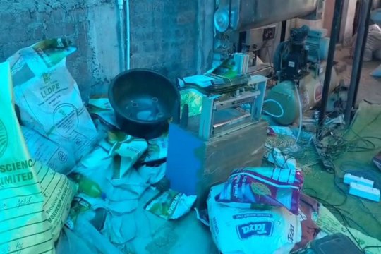 Raid in fake seeds factory: नकली बीज की फैक्टरी में प्रशासन ने मारा छापा, धान व मक्का बीज की हो रही थी पैकिंग