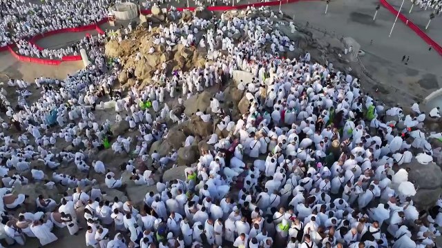 Peregrinos musulmanes rezan en el monte Arafat, en el punto culminante del hach