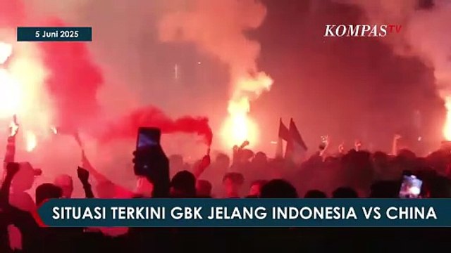 Merah Menyala di GBK! Jelang Laga Timnas Indonesia vs China, Suporter Nyalakan Flare