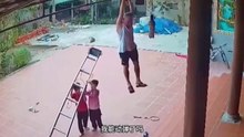 祖孙三人在院子里的梯子之争 #搞笑视频 #监控下的一幕 #东北话搞笑配音