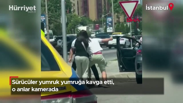 Sürücüler yumruk yumruğa kavga etti, o anlar kamerada