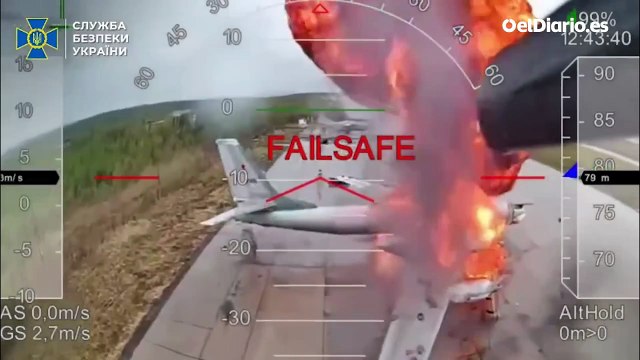 Los servicios secretos ucranianos muestran drones aterrizando en aviones