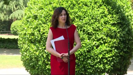 Ayuso defiende su libertad ante pinganillos y no pide que la sigan.