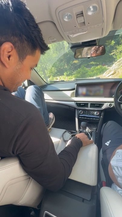 Man Pranks Another With Fake Snake in Car