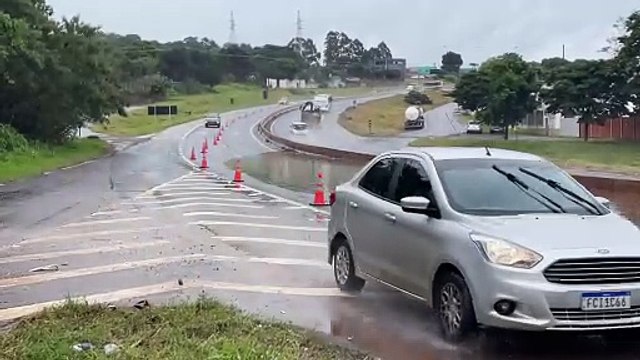 Temporal transforma PRc-467 em rio e interdita parcialmente rodovia em Cascavel