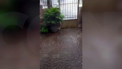 Morador da Avenida Carlos Gomes mostra casa alagada após temporal