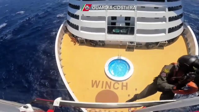 Turista in pericolo di vita: le immagini dei soccorsi della Guardia costiera