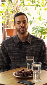 « Je voyais Booba dans l’ascenseur, je baissais la tête » . L’acteur Tarek Boudali raconte à Azzeddine sa jeunesse, notamment à Boulogne-Billancourt lorsqu’il lui arrivait de croiser Booba.