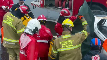 Motorista de empresa de logística fica ferido após capotamento na PR-323, em Umuarama -