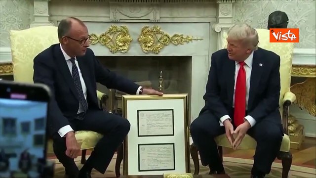 Merz dona a Trump certificato di nascita del nonno Friedrich nato in Germania nel 1869