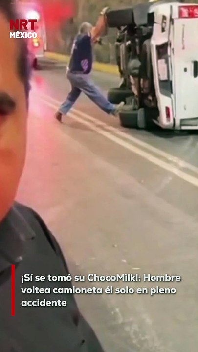 Mientras medios cubrían un accidente vial, nadie esperaba ver a un hombre salir de la nada y con fuerza sobrehumana levantar una camioneta volcada.