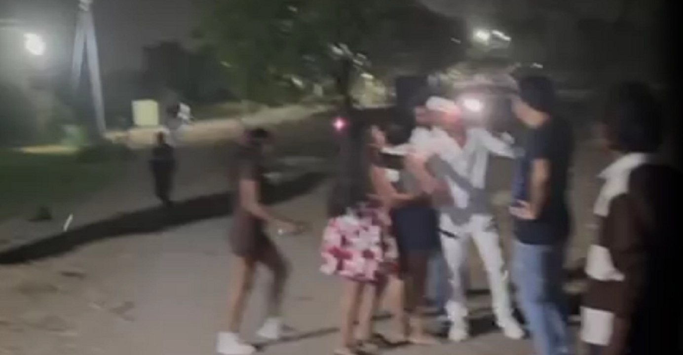 आधी रात युवक-युवतियों के बीच चले लात-घूंसे, कपड़े फटने तक मारपीट, वीडियो वायरल