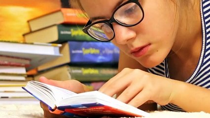 Estudiante leyendo 📖