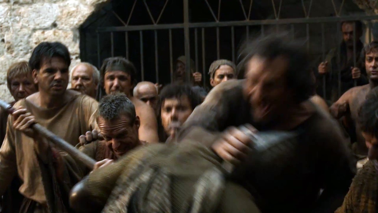 Game Of Thrones - S02 - 34 - riot of the hungry
